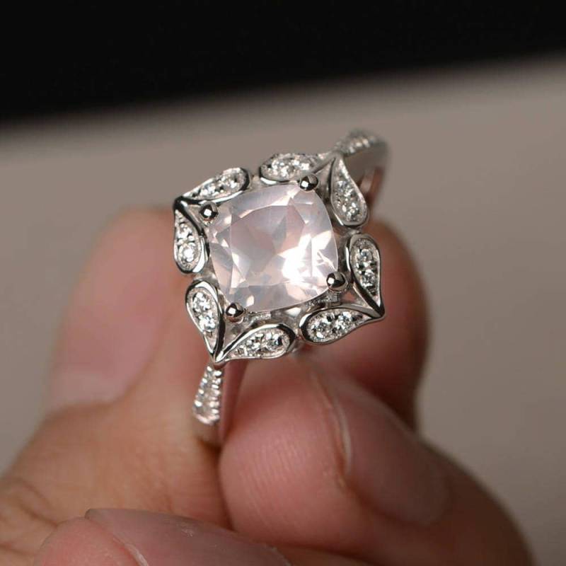 Vorschlag Ring Natürliche Rosenquarz Kissen Cut Rosa Edelstein Sterling Silber Jubiläum Geschenke Vorschlag Ring Natürliche Rosenquarz Kissen Cut Rosa Edelstein Sterling Silber Jubiläum Geschenke von KnightJewelry