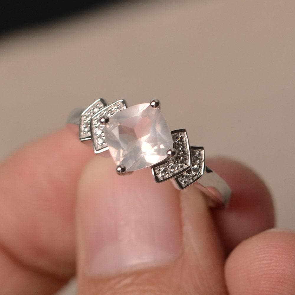 Vorschlag Ring Natürliche Rosenquarz Kissen Cut Rosa Edelstein Sterling Silber Jubiläum Geschenke Vorschlag Ring Natürliche Rosenquarz Kissen Cut Rosa Edelstein Sterling Silber Jubiläum Geschenke von KnightJewelry