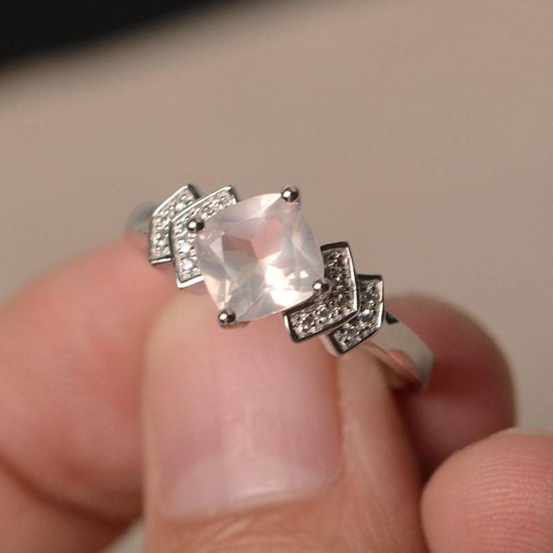 Vorschlag Ring Natürliche Rosenquarz Kissen Cut Rosa Edelstein Sterling Silber Jubiläum Geschenke Vorschlag Ring Natürliche Rosenquarz Kissen Cut Rosa Edelstein Sterling Silber Jubiläum Geschenke von KnightJewelry