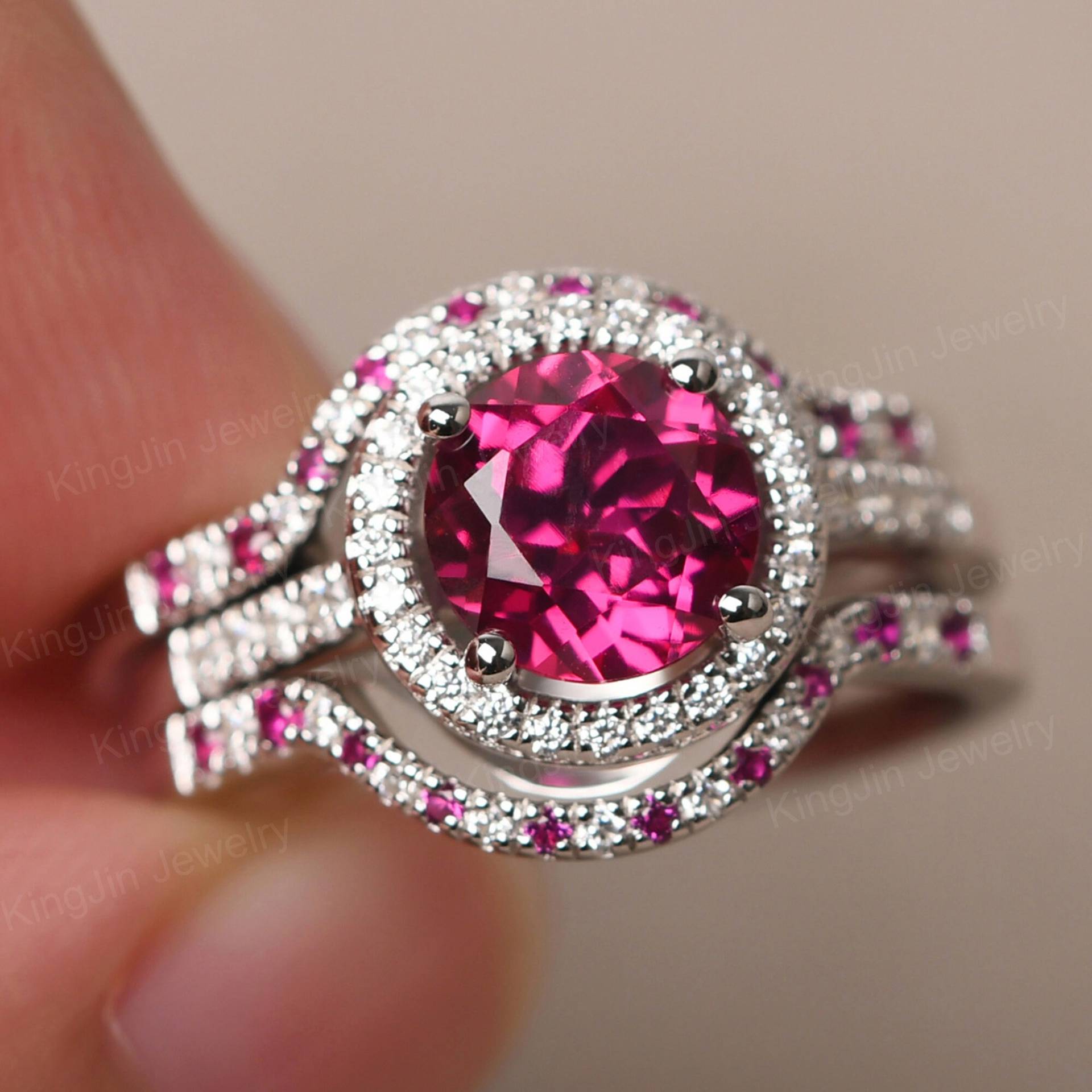 Zarte Rubin Braut Set Ringe Sterling Silber Rundschliff Kurve Eheringe Juli Geburtsstein Ring Zarte Rubin Braut Set Ringe Sterling Silber Rundschliff Kurve Eheringe Juli Geburtsstein Ring von KnightJewelry