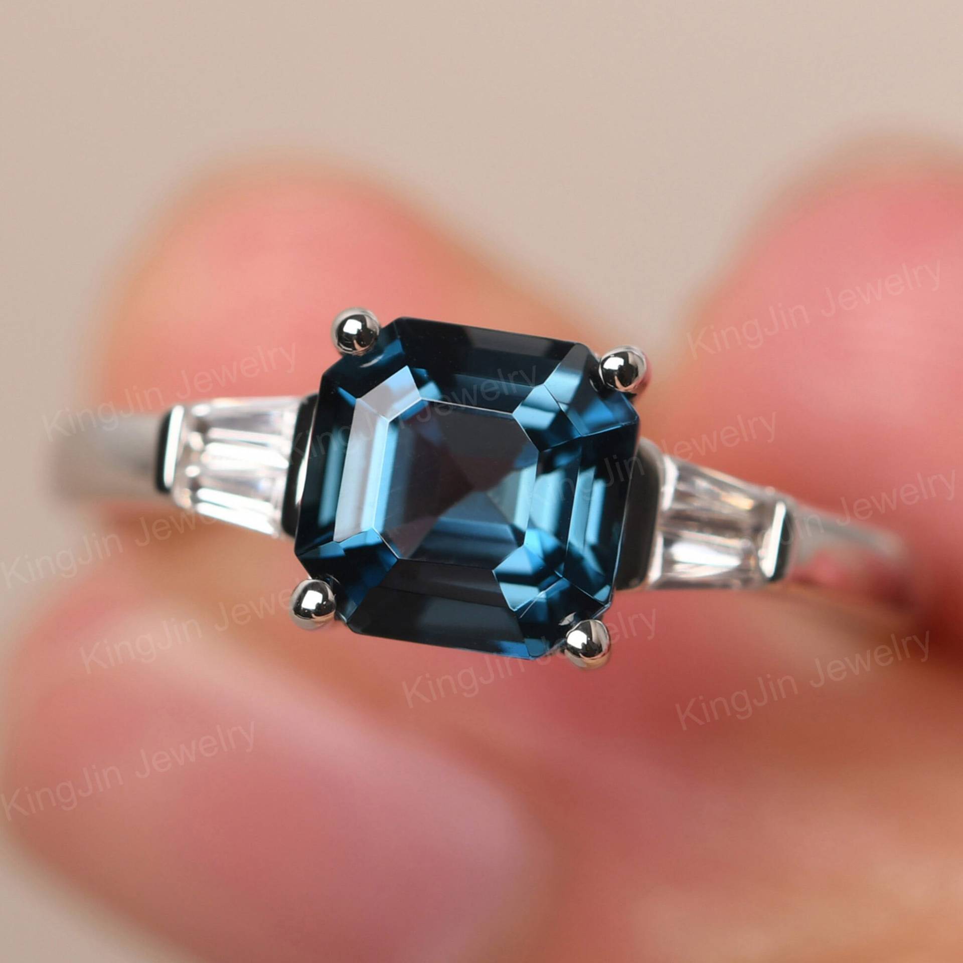 Zarte Asscher Cut London Blue Topas Verlobungsring Mit Baguette Stein Silber November Birthstone Ring Zarte Asscher Cut London Blue Topas Verlobungsring Mit Baguette Stein Silber November Birthstone Ring von KnightJewelry