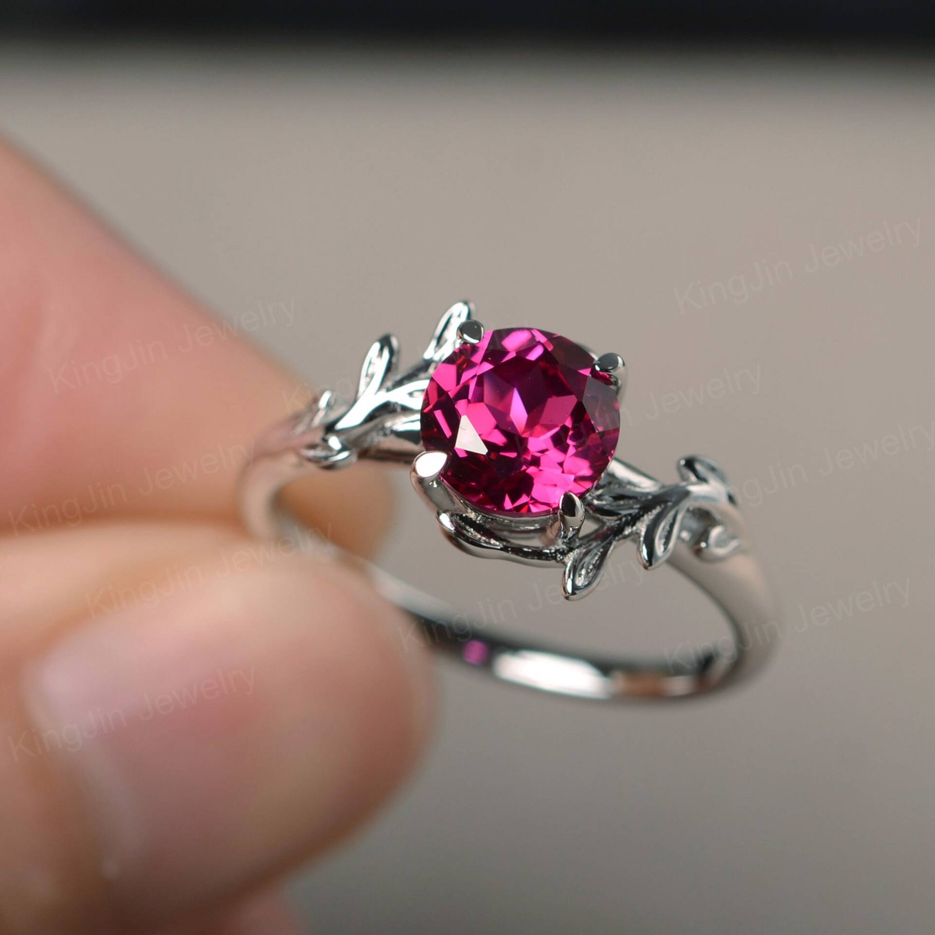 Zierliche Rubin Ring Juli Geburtsstein Rundschliff Solitär Weißgold Zweig Verlobungsring Zierliche Rubin Ring Juli Geburtsstein Rundschliff Solitär Weißgold Zweig Verlobungsring von KnightJewelry