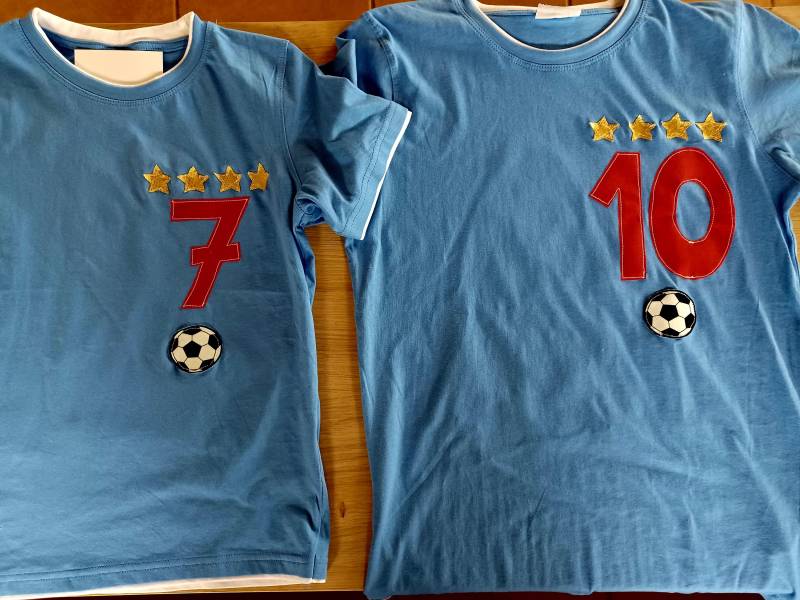 Geburtstagsshirtfußballsternezahlnametrikotjungsmädchen Geburtstagsshirtfußballsternezahlnametrikotjungsmädchen von KniknaKnallebunt