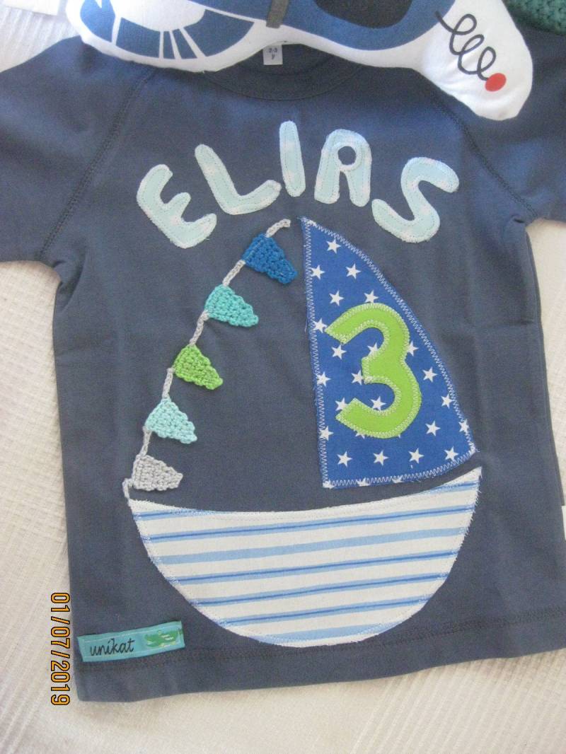 Geburtstagsshirtnamezahlsegelboothäkel-Fähnchenmaritim von KniknaKnallebunt