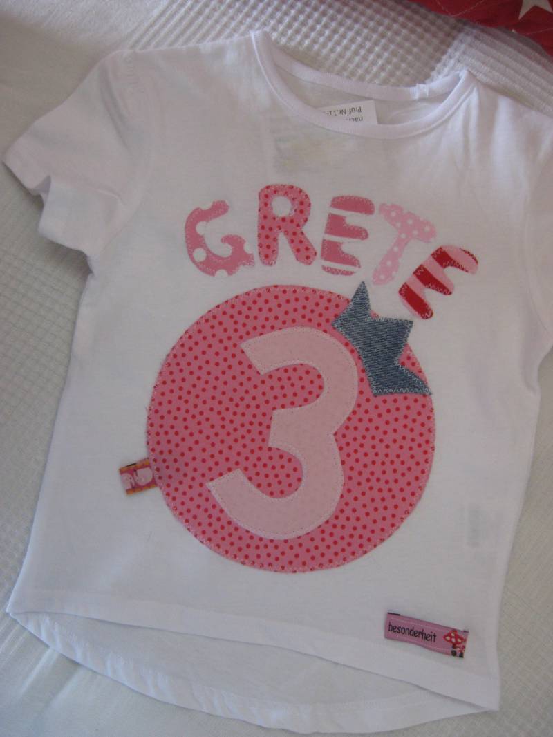 Geburtstagsshirtzahlnamerosarot Geburtstagsshirtzahlnamerosarot von KniknaKnallebunt
