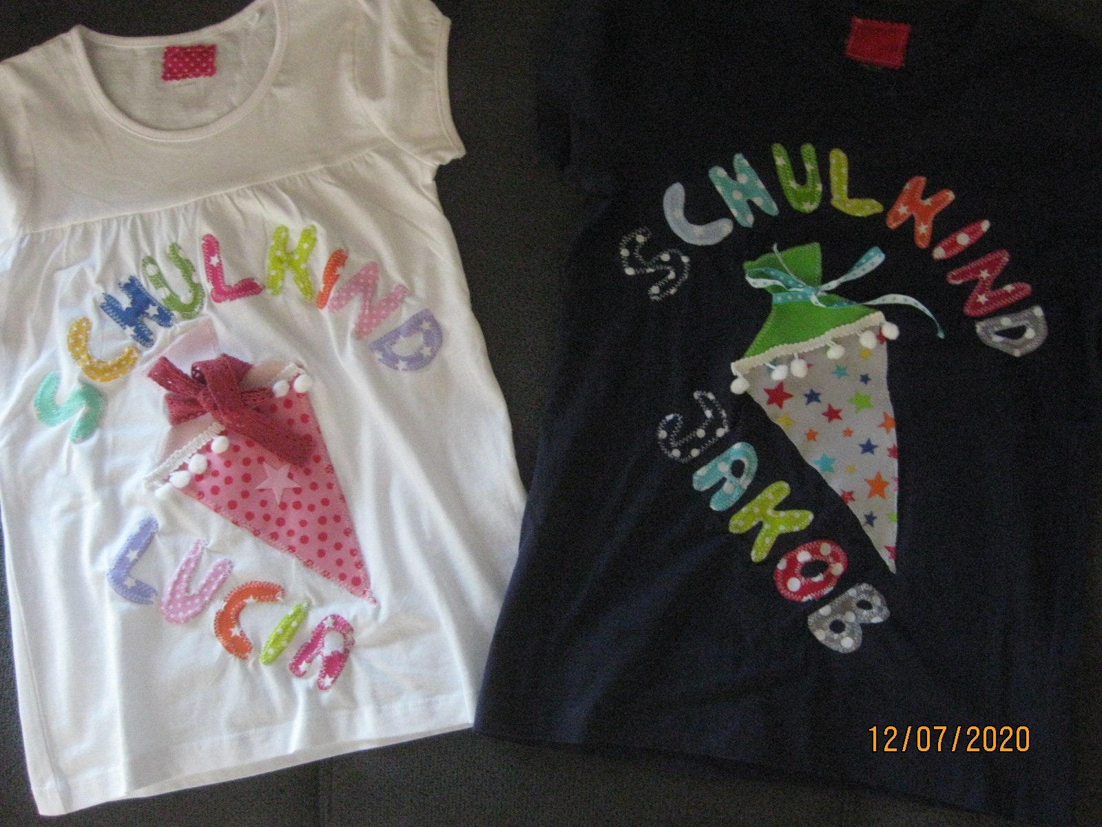 Schulkindshirtnamesternschultüteeinschulungi-Dötzchen Schulkindshirtnamesternschultüteeinschulungi-Dötzchen von KniknaKnallebunt