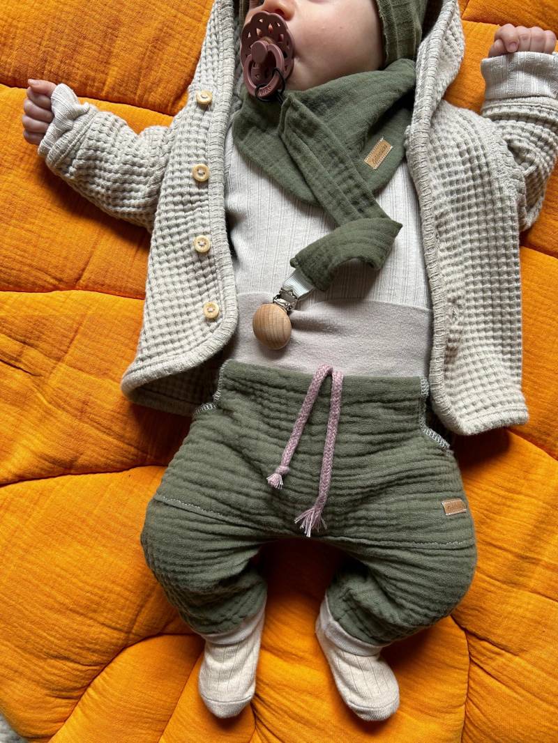 Set Pumphose, Schnullerkette & Dreieckstuch Aus Musselin Kinderhose Babyhose Geschenk Geburt Baby Newborn Taufe Spucktuch von KnirpskramAT