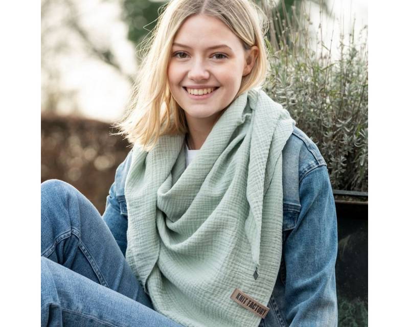 Knit Factory Schal Knit Factory Liv DreiecksSchal 190x85 cm Glatt Grün, (1-St), Schal Strickschal Umhängetuch Tuch Strickware von Knit Factory