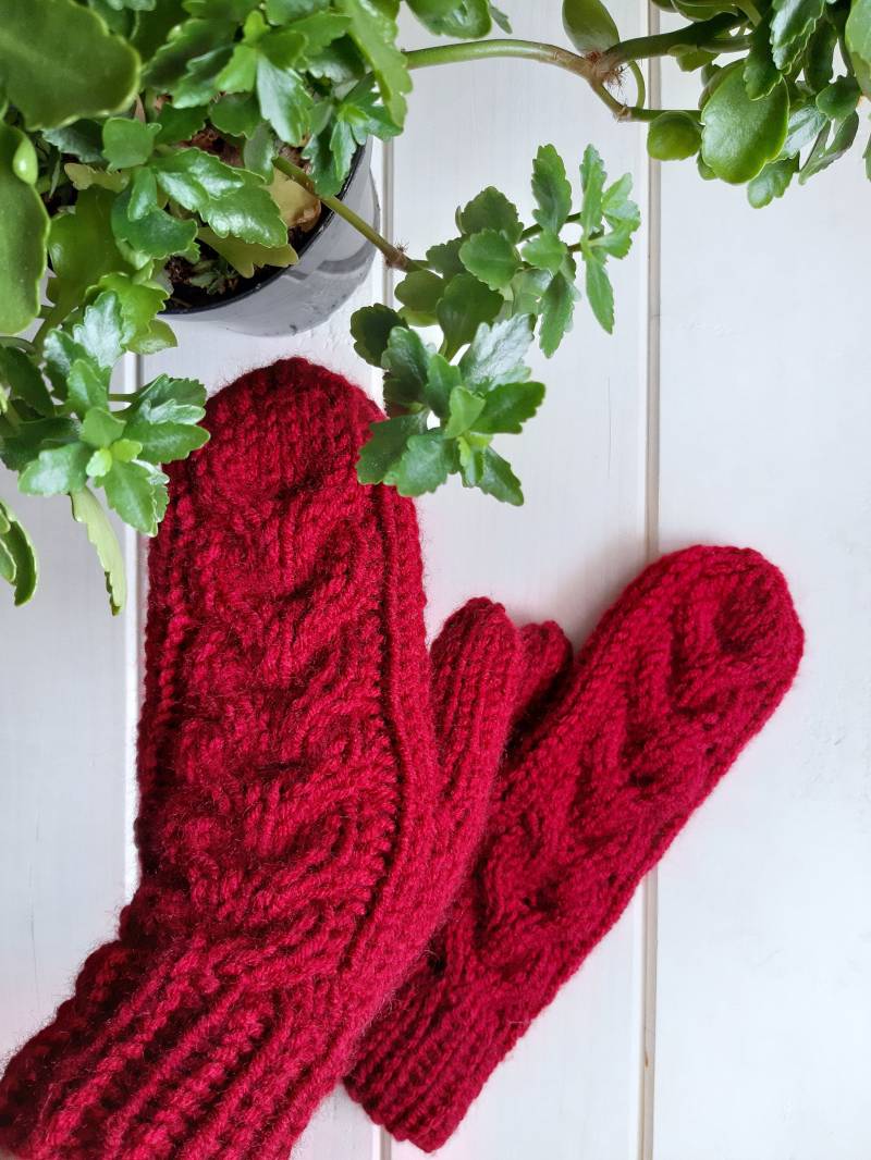 stricken Sie Alpaka-Wolle Winterfäustlinge, Geflochtenes Zopfmuster-Design von Knit4sweet