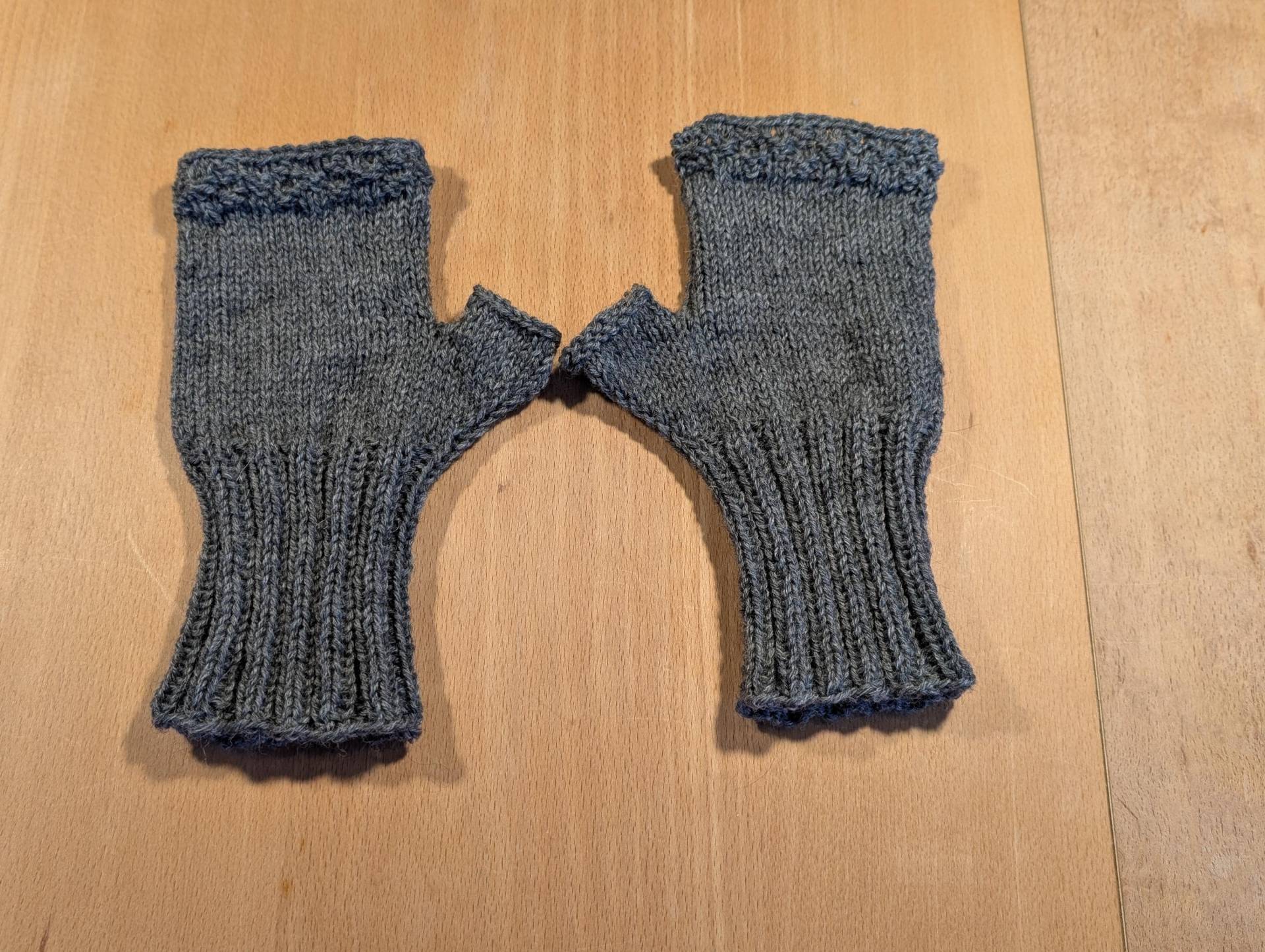 Handstulpen Mit Daumenloch Dunkelgrau Aus Dicker Sockenwolle One Size von KnitAndMore4U