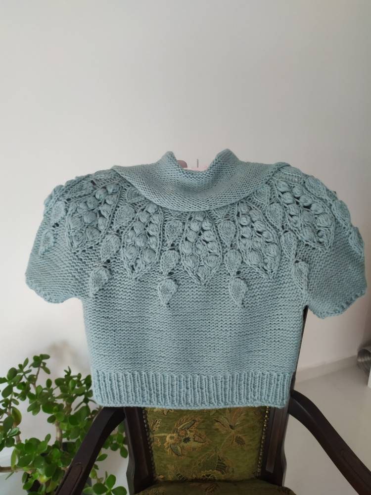 Handgestrickter Kurzpullover Top Mit Cut Out Kurzer Wollstrickpullover Strickpullover Kapuze Cardigan Handgestrickter Kurzpullover Top Mit Cut Out Kurzer Wollstrickpullover Strickpullover Kapuze Cardigan von KnitHella