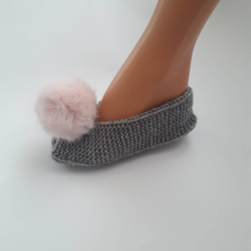 Damen Wollpantoffeln Mit Kunstfell-Pom-Pom, Gestrickte Hausschuhe, Graue Mädchenpantoffeln, Kurze Wollsocken von KnitKnotBoutique1