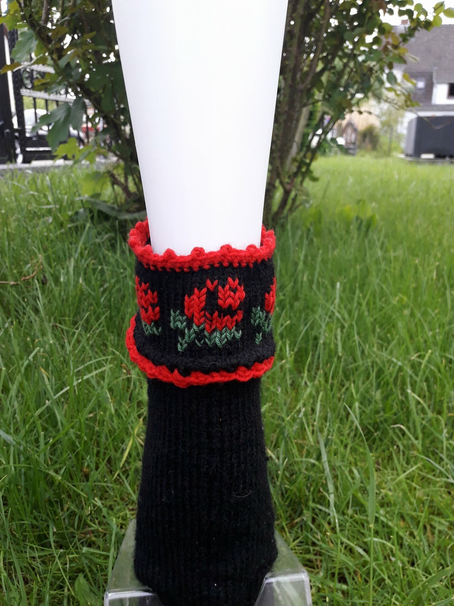Gestrickte Damensocken, Schwarze Socken Mit Roten Rosen, Mädchenhausschuhe Gestrickte Damensocken, Schwarze Socken Mit Roten Rosen, Mädchenhausschuhe von KnitKnotBoutique1
