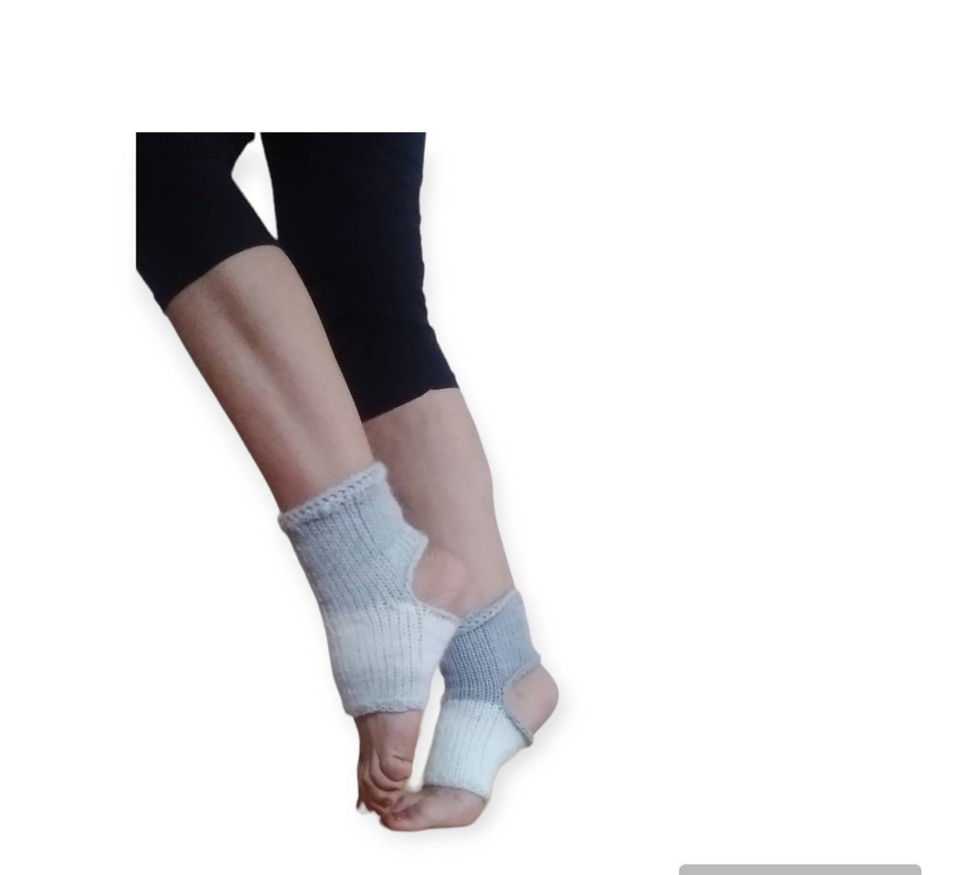 Graue Kurze Yogawärmer, Pilates Graue Und Weiße Socken, Minimaler Fußwärmer Graue Kurze Yogawärmer, Pilates Graue Und Weiße Socken, Minimaler Fußwärmer von KnitKnotBoutique1