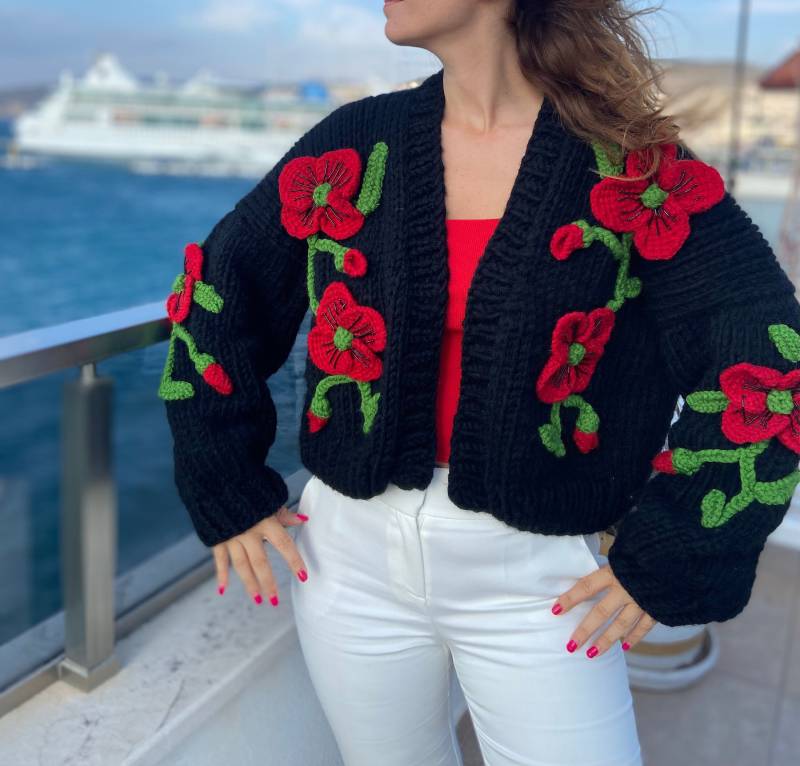 Handgemachte Häkeljacke Mohnblumen Schwarze Blumenstrickjacke von KnitKnotLand