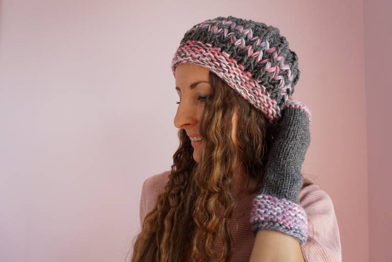 Handgestrickte Wollmütze Und Fingerlose Handschuhe Im Set Grau & Pink von KnitKnotSpace