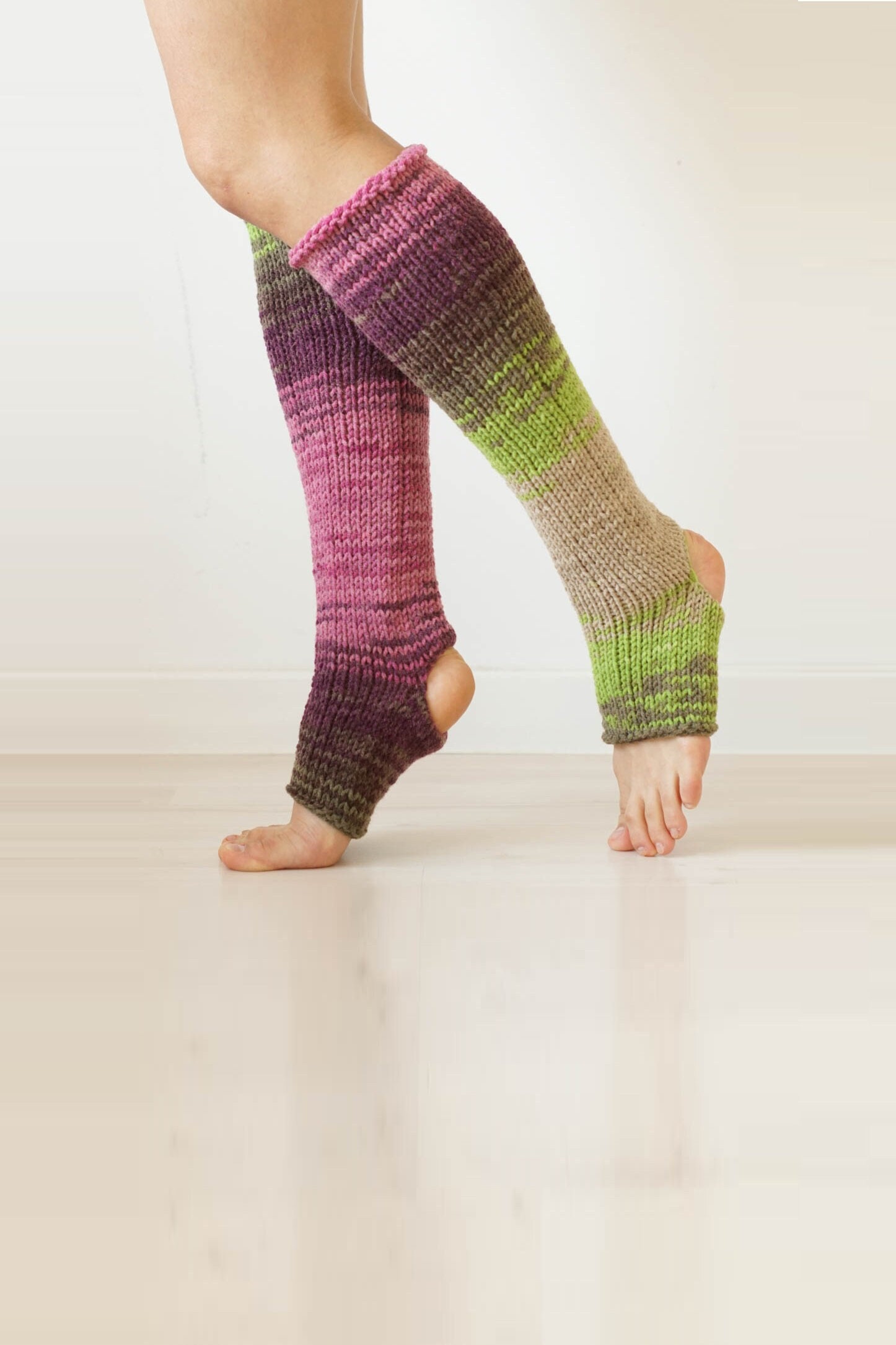Handgestrickte Zehenlose Yoga Socken, Barre Pilates Stulpen, Mismatched Design, Wolle & Acryl Handgestrickte Zehenlose Yoga Socken, Barre Pilates Stulpen, Mismatched Design, Wolle & Acryl von KnitKnotSpace