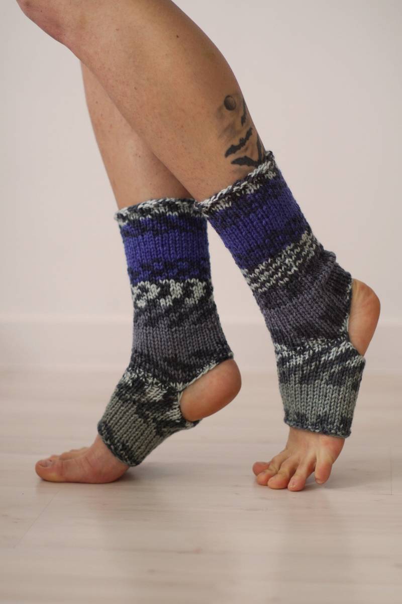 Kobaltblaue Strick Yoga Socken, Offene Zehen Fußwärmer, Boho Beinwärmer von KnitKnotSpace
