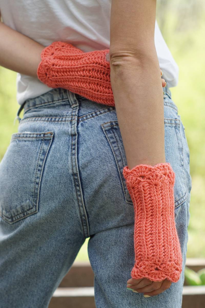 Schaumkoralle Armstulpen Gestrickte Pulswärmer Aus Wollmischung von KnitKnotSpace