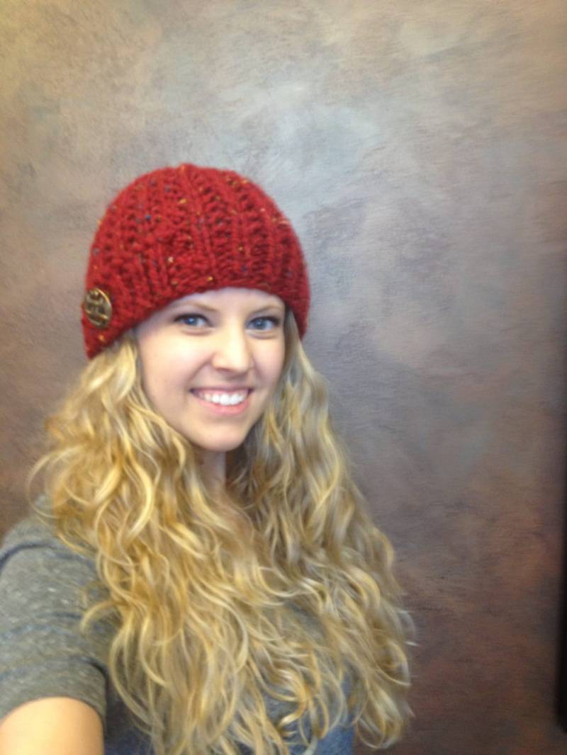 Button Up Sweater Beanie - Claret Red Tweed Fleck Strickmütze Mit Messing Metallknopf von KnitLikeTheDickens