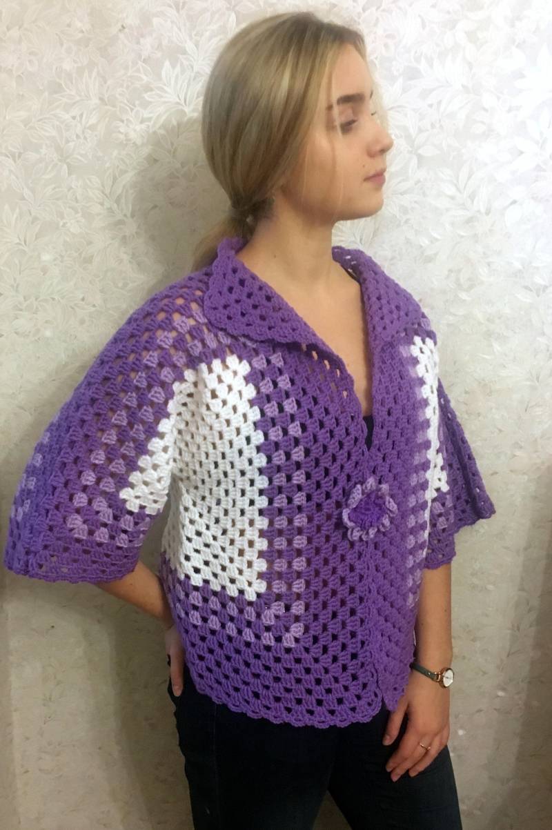 Handgestrickte Lila Strickjacke Häkeljacke Aus Wollmischung Mit Blume von KnitLink