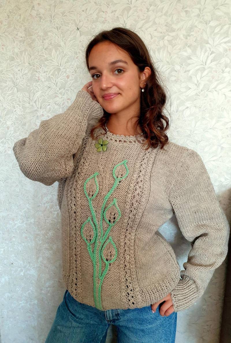 Handgestrickter Wollpullover Beiger Pullover Mit Brosche Blume von KnitLink