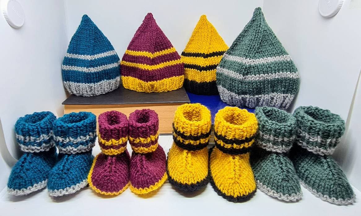 Hand Gestrickte Zauberermütze Und Schühchen Hand Gestrickte Zauberermütze Und Schühchen von KnitNerdCo