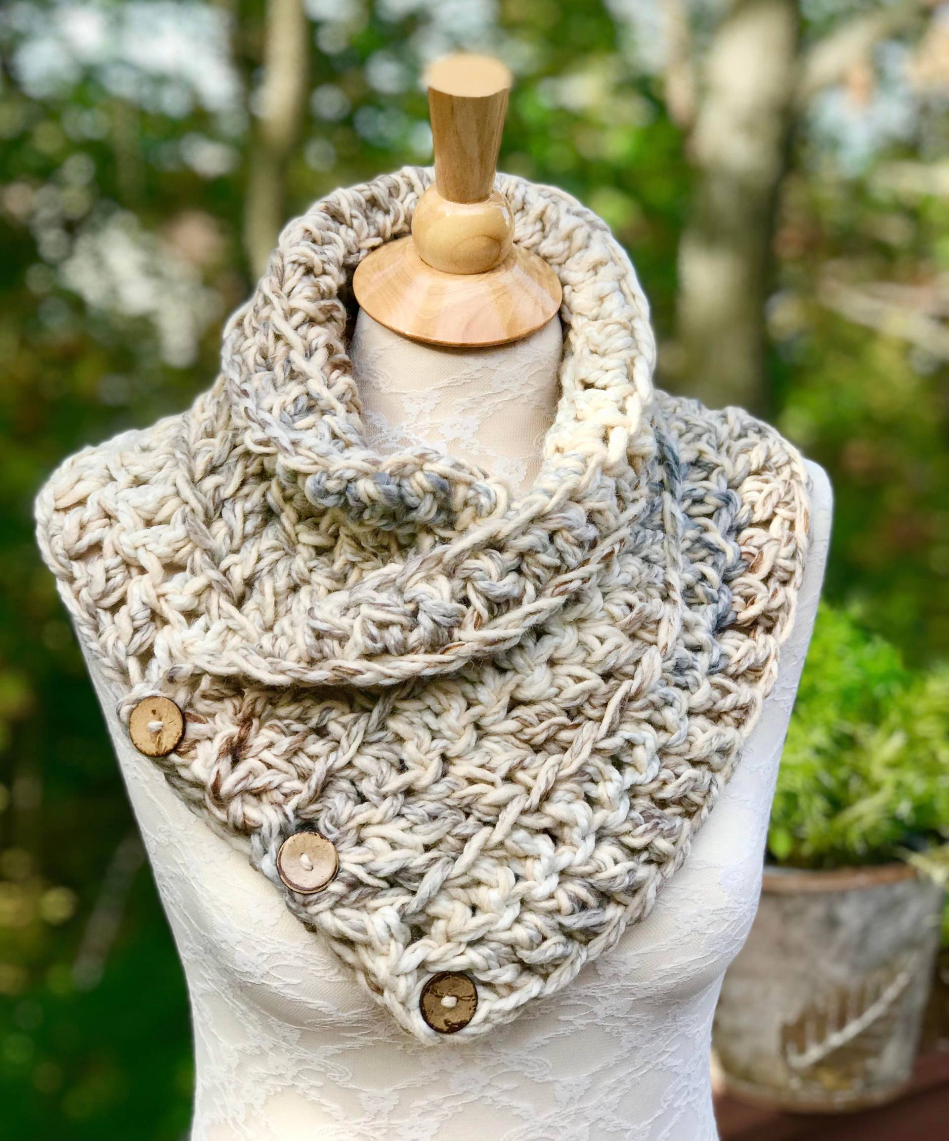 Handgehäkelter Schal in Neutralen Farben, Halswärmer, Schultertuch Mit 3 Kleinen Kokosnussknöpfen, Geschenk Der Mutter, Für Freundin von KnitPlayLove