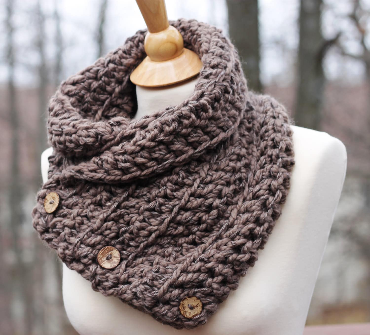 Handgehäkelter Schal in Taupe Mit 3 Kleinen Kokosnuss Knöpfen von KnitPlayLove