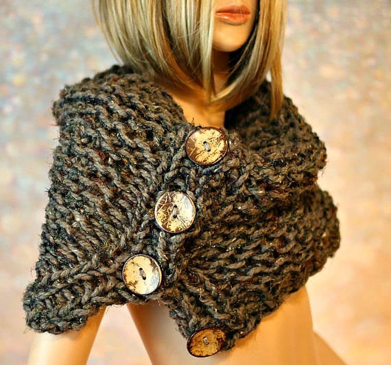 Handgestrickter Großer Schal, Halswärmer, Schulter-Cape, Poncho in Hellbraun, Gestrickter Schal Mit 5 Knöpfen, Deckenschal, Geschenk Für Sie von KnitPlayLove