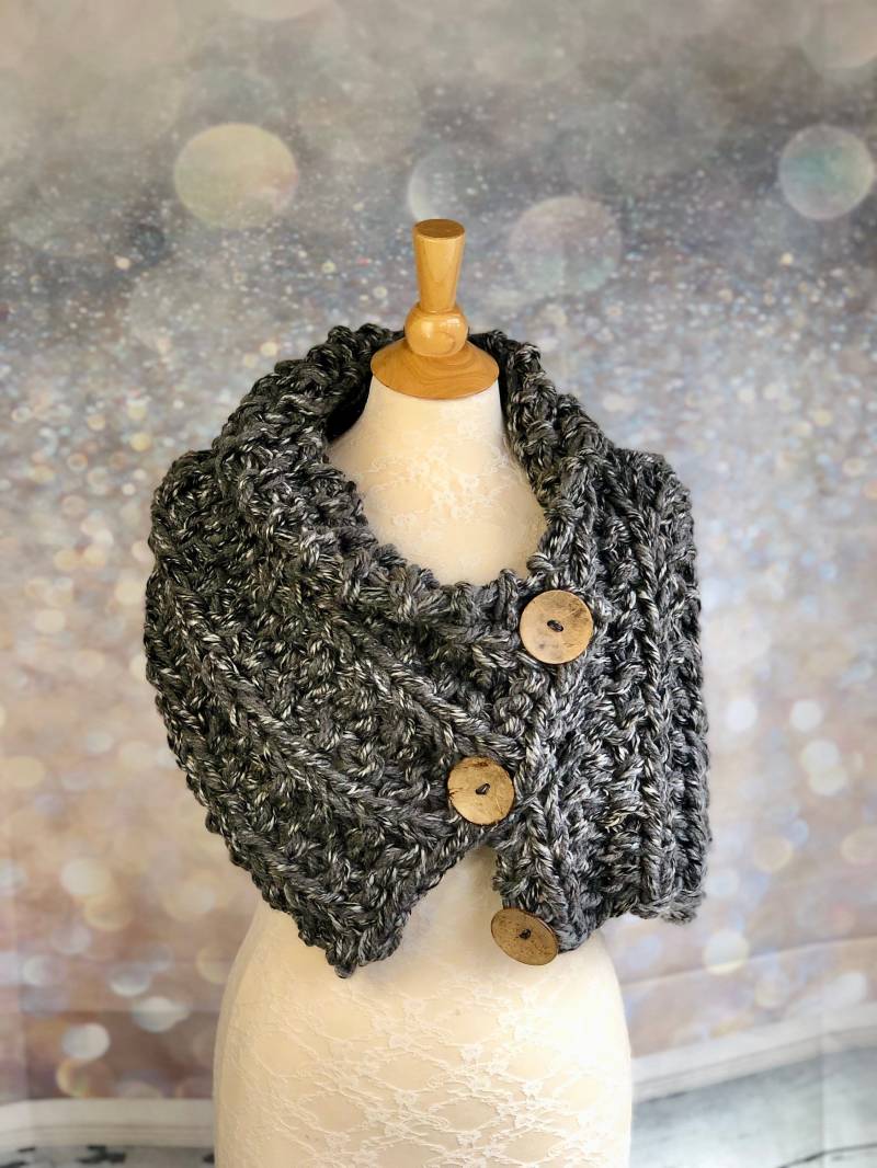 Handgestrickter Übergroßer Grobstrick Schal, Halswärmer in Grautönen, Super Weicher, Handgestrickter Schal Mit 3 Großen Kokosnussknöpfen von KnitPlayLove