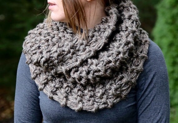 Infinity Schal in Braun Marble, Outlander Cowl, Handgestrickter Mobius Halswärmer, Geschenk Für Mama von KnitPlayLove