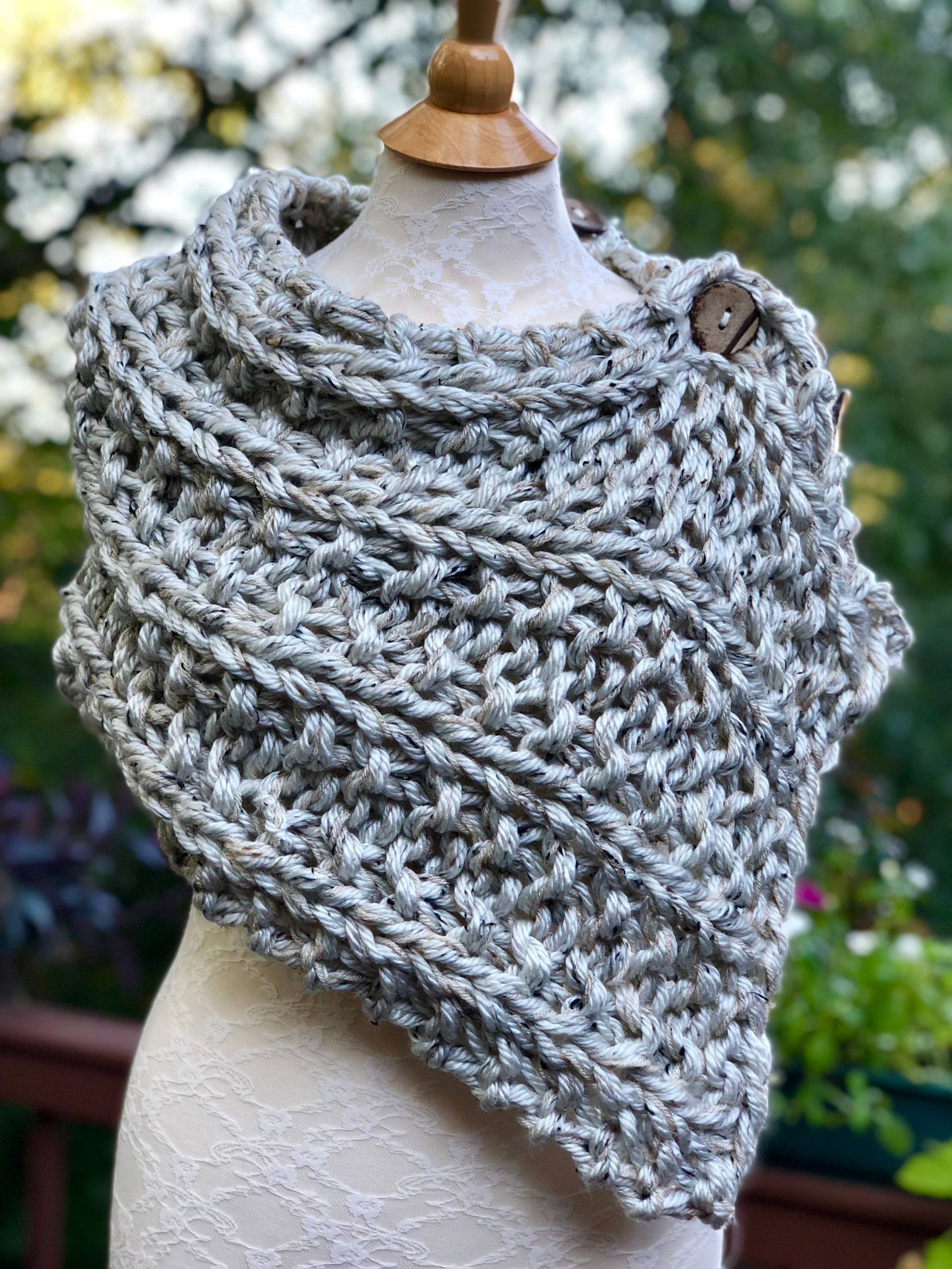 Knopfschal, Schal Mit 3 Knöpfen, Schlauchschal, Mini Poncho, Geschenk Für Mutter, Outlander Geschenke, Made in Usa von KnitPlayLove