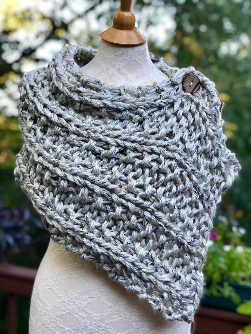 Knopfschal, Schal Mit 3 Knöpfen, Schlauchschal, Mini Poncho, Geschenk Für Mutter, Outlander Geschenke, Made in Usa Knopfschal, Schal Mit 3 Knöpfen, Schlauchschal, Mini Poncho, Geschenk Für Mutter, Outlander Geschenke, Made in Usa von KnitPlayLove