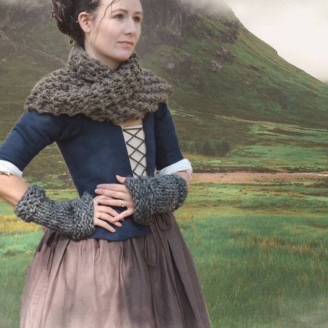 Outlander Inspiriert Hand Gestrickt Cowl in Barley Braun, Chunky Knit, Mobius Infinity Schal, Halswärmer, Fan Geschenk, Halloween Outfit von KnitPlayLove