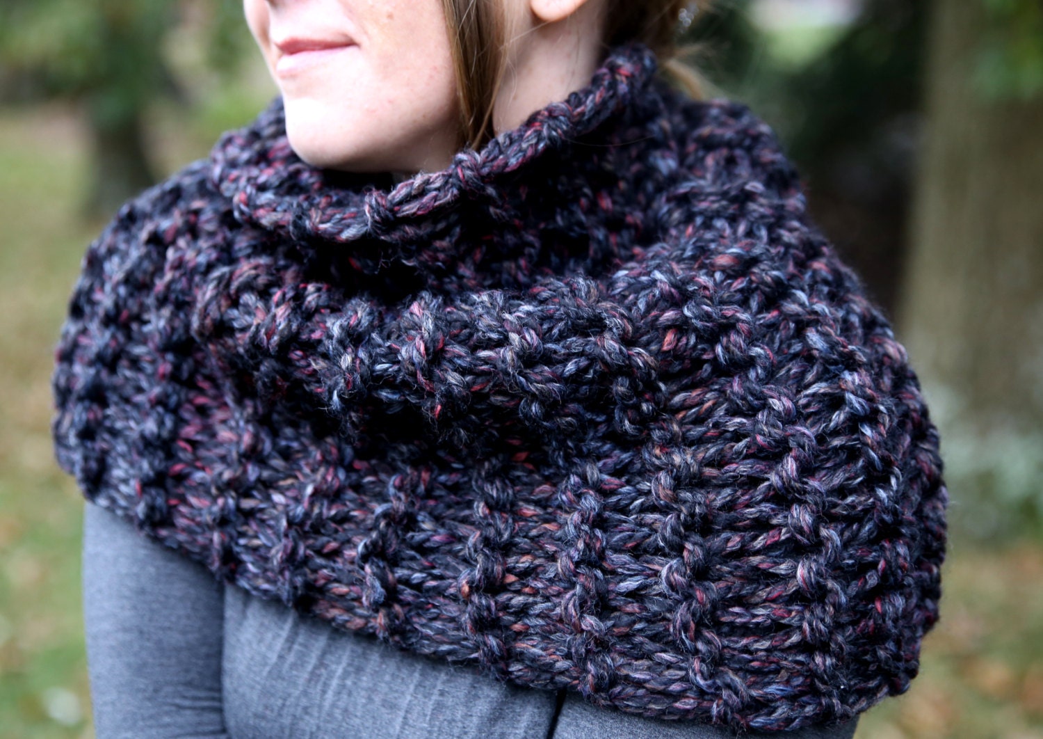 Outlander Kapuzenschal, Schulter Cape Aus Stein in Schwarz, Grobstrick Infinity Schal, Übergroßer Runder Halswärmer, Geschenk, Geschenk Für Freundin von KnitPlayLove