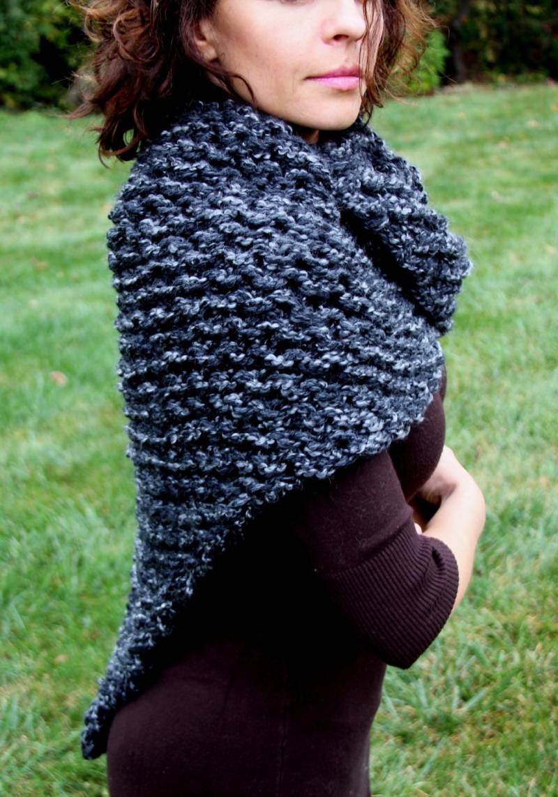 Outlander Schal Cowl, Handgestrickter Dreieckspullover, Schulterwärmer, Dreieckstuch Für Frauen, Grobstrick, Anthrazit, Geschenk, Geschenk Mutter Outlander Schal Cowl, Handgestrickter Dreieckspullover, Schulterwärmer, Dreieckstuch Für Frauen, Grobstrick, Anthrazit, Geschenk, Geschenk Mutter von KnitPlayLove