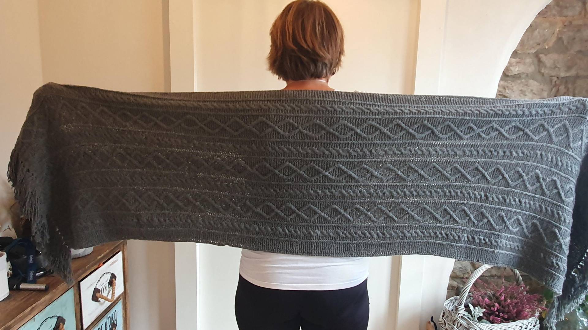 Trachtenschal "Heimat' Mit Zopfmuster Aus 100& Merino, Grau, Handgestrickt. Breiter, Warmer Eleganter Für Besondere Anlässe von KnitTheWorldShop