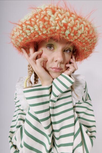 KnitToChange Handgehäkelte Mütze mit Bindebändern aus recyceltem Garn – Mehrfarbig von KnitToChange