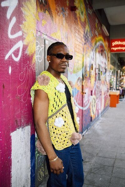 KnitToChange Handgehäkelte Statement-Weste in Gelb mit 3D-Blumen und weichen Pompons von KnitToChange