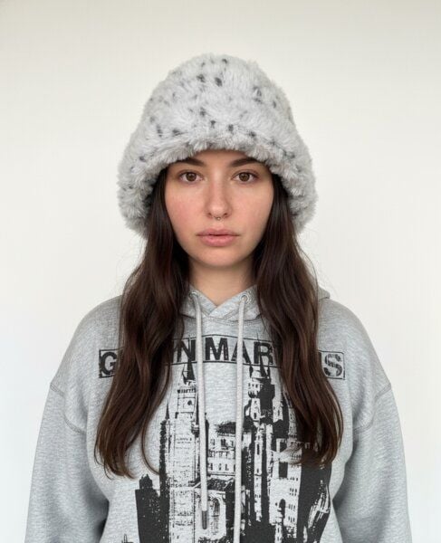 KnitToChange Handgestrickte Mütze aus recyceltem Garn – Grau mit Sprenkeln von KnitToChange