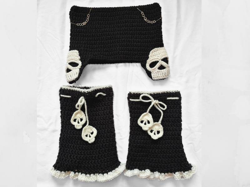 Beinwärmer, Totenkopf Katze Mütze, Schwarz Goth Girl, Slouchy Gehäkelte Beanie Und Beinwärmer-Set von KnitUnicorn
