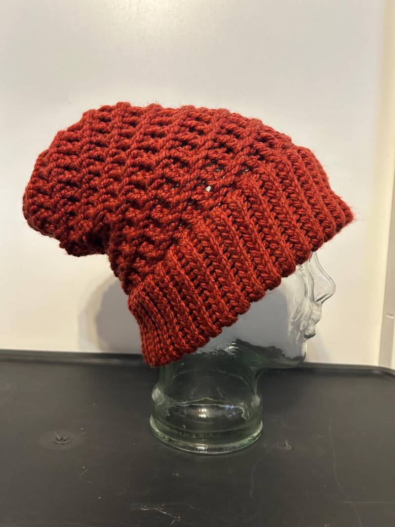 Rustikale Rote Spiral Beanie von KnitWitWiz