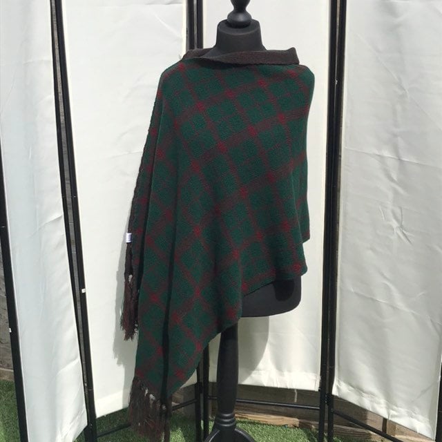 Claires Cullodon Schal, Outlander Inspiriert, Vegan Freundlich, Libelle in Bernstein, Tartan, Quasten, Flaschengrün, Weinrot Claires Cullodon Schal, Outlander Inspiriert, Vegan Freundlich, Libelle in Bernstein, Tartan, Quasten, Flaschengrün, Weinrot von KnitWitsBySabine