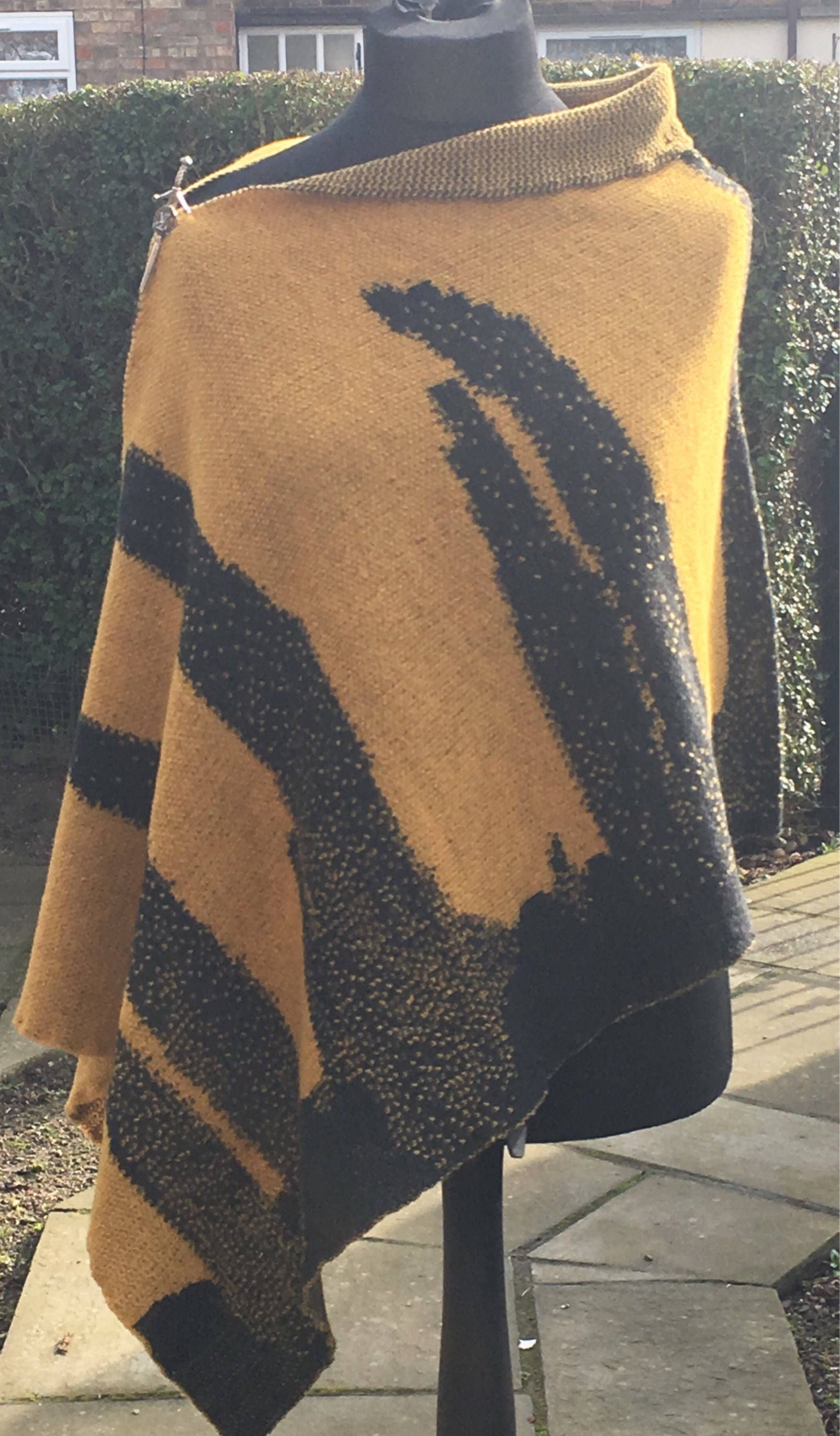 Gelb/Schwarz Outlander Schal, Stehend Steine Schal Gestrickt Gelb/Schwarz Outlander Schal, Stehend Steine Schal Gestrickt von KnitWitsBySabine