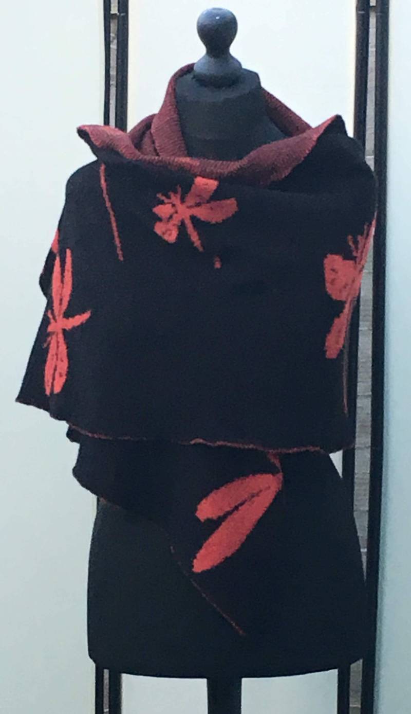 Schwarz/Rost, Libelle in Bernstein, Outlander Schal Gestrickt Schal, Vegan Freundlich Schwarz/Rost, Libelle in Bernstein, Outlander Schal Gestrickt Schal, Vegan Freundlich von KnitWitsBySabine