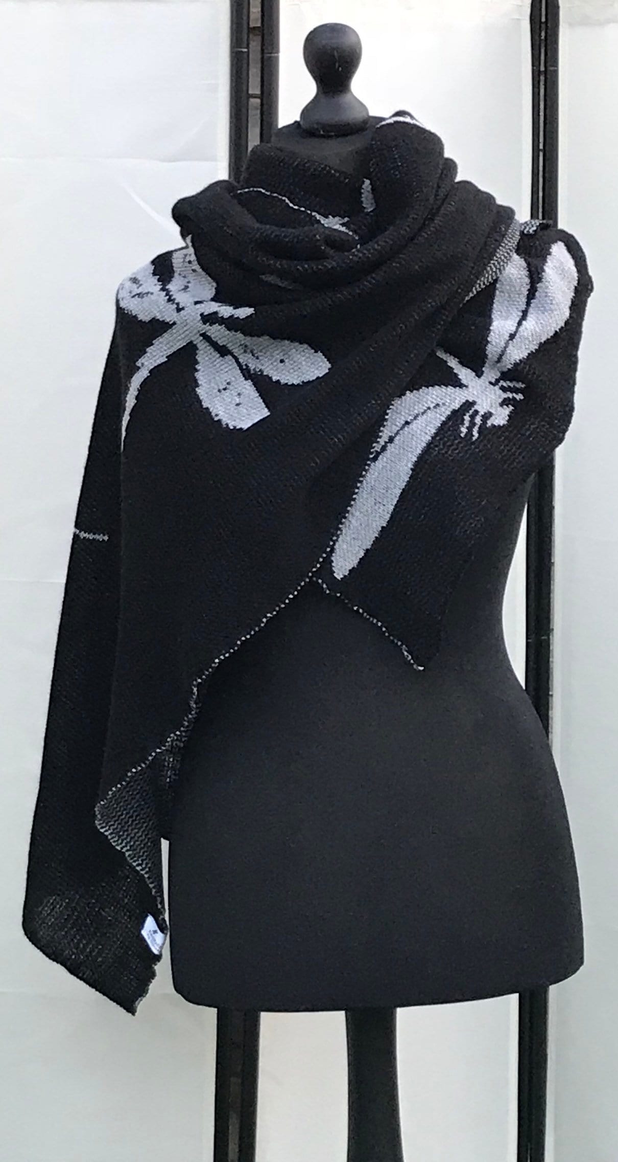 Schwarz/Silbergrau, Libelle in Bernstein, Outlander Schal, Gestrickte Vegan Freundlich Schwarz/Silbergrau, Libelle in Bernstein, Outlander Schal, Gestrickte Vegan Freundlich von KnitWitsBySabine