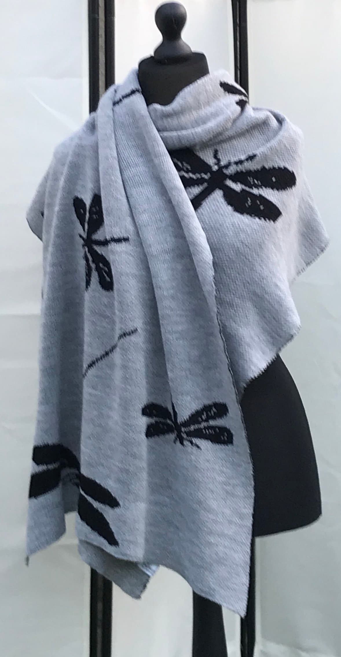 Silbergrau/Schwarz, Libelle in Bernstein, Outlander Schal, Gestricktes Tuch, Vegan Freundlich Silbergrau/Schwarz, Libelle in Bernstein, Outlander Schal, Gestricktes Tuch, Vegan Freundlich von KnitWitsBySabine