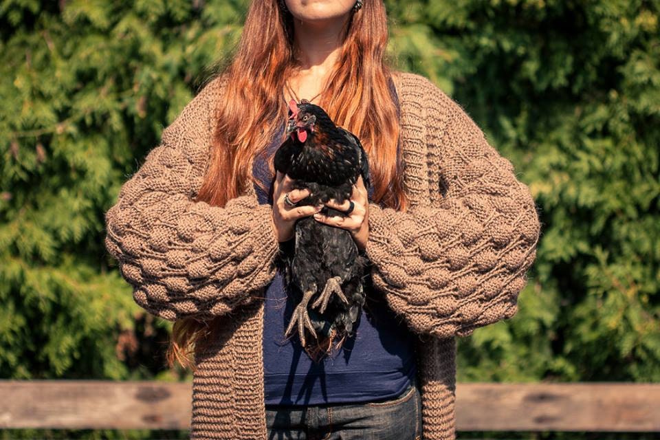 Oversize Handgestrickte Strickjacke Mit Himbeer-Ärmeln Oversize Handgestrickte Strickjacke Mit Himbeer-Ärmeln von KnitfinityKnitfinity