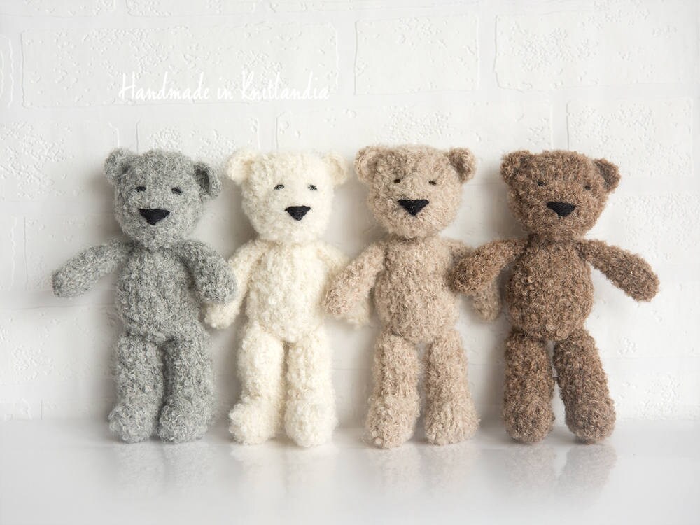 Kleiner Teddybär Und Passender Hut, Handgestricktes Spielzeug Hut Set, Neugeborenen Fotorequisite von Knitlandia